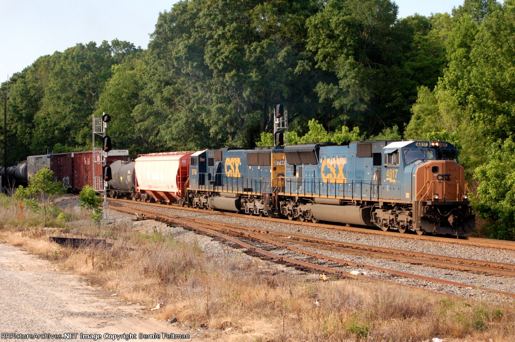 CSX SD70MAC #4817 and SD60I #8746 lead southbound Q551 